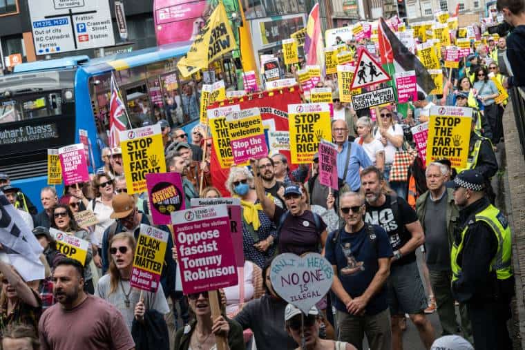 Les antiracistes en marche (Photo : Guy Smallman) 