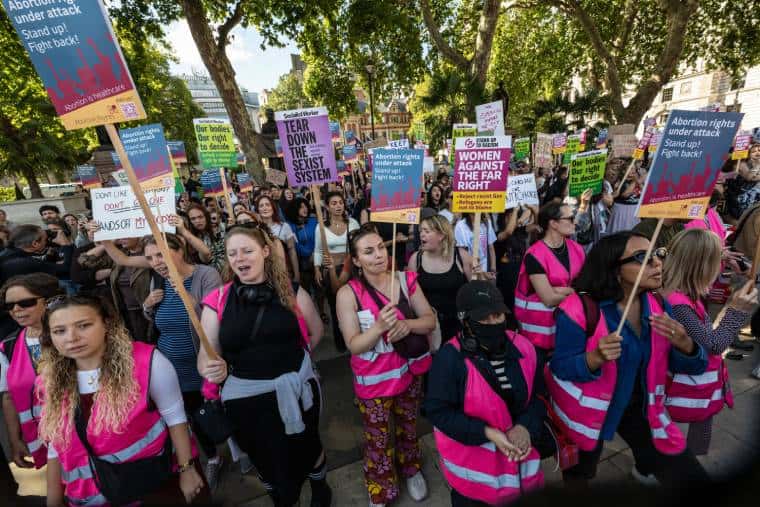 Noyer les fanatiques de la manifestation pour le droit à l’avortement