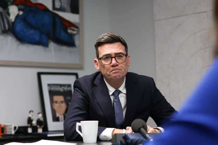 Le Premier ministre Andy Burnham donne des entrevues aux médias au No10 North