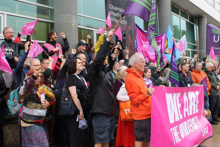 Dans les 24 heures qui ont suivi l'annonce par l'Université de Brighton de son intention de retirer la reconnaissance du syndicat UCU, une manifestation a eu lieu contre celui-ci.