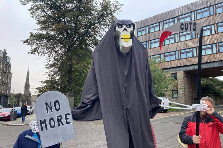 Piquet habillé en faucheuse sur la ligne de piquetage de l'UCU à l'Université de Dundee