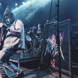 Marteler l’antiracisme domestique à travers la musique heavy metal