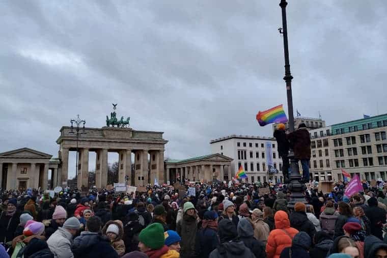 Manifestation contre l'AfD devant l'emblématique porte de Brandebourg à Berlin il y a deux ans