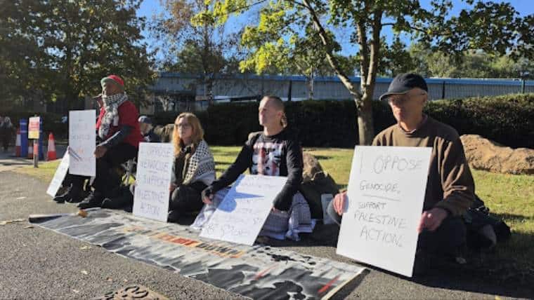 Des militants palestiniens devant une usine d’armes dans le Leicestershire