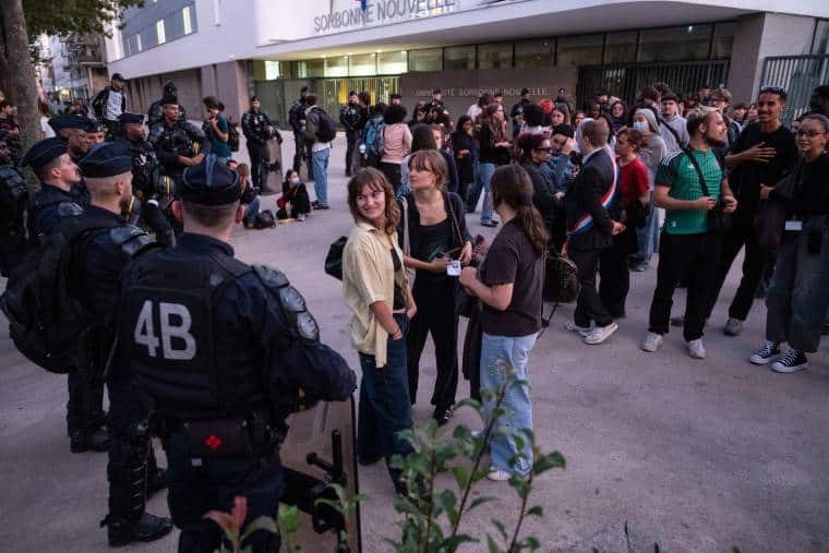 Les étudiants de la Sorbonne face à la répression policière (Photo : Guy Smallman)