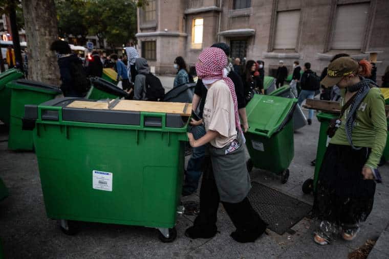 Les étudiants ont installé des barrages devant l'école à Paris le 13 octobre (Photo : Guy Smallman)