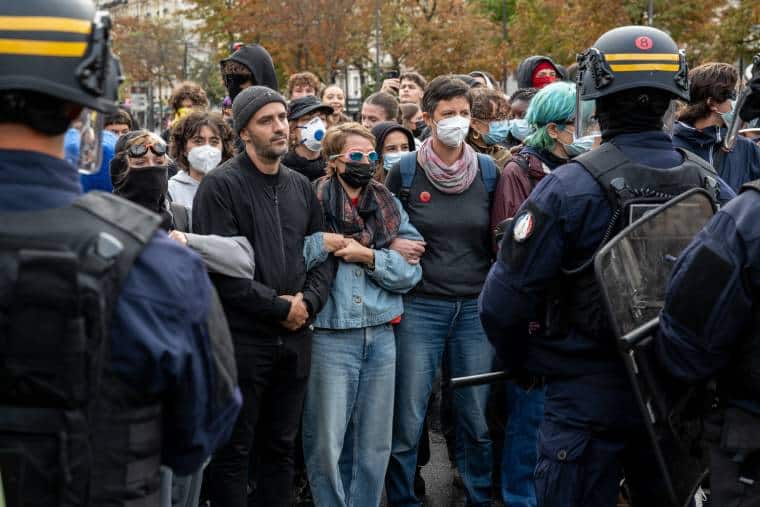 Les élèves, les parents et les travailleurs se donnent la main devant l'école le 13 octobre (Photo : Guy Smallman)