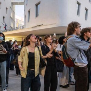 Des étudiants universitaires s'expriment après l'invasion de la Sorbonne par la police française