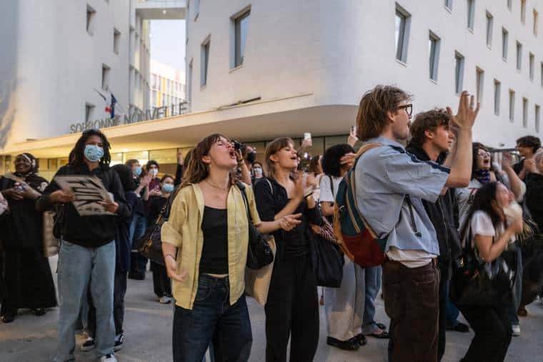 Des étudiants universitaires s'expriment après l'invasion de la Sorbonne par la police française
