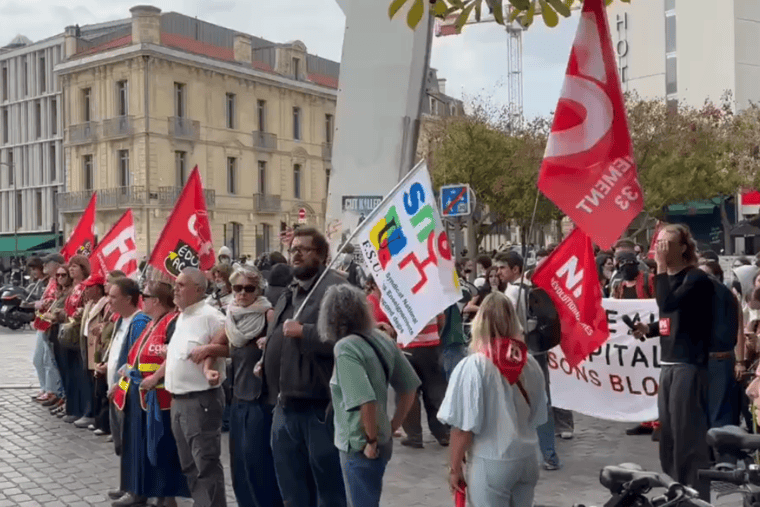 Les syndicalistes de Bordeaux ont formé une chaîne humaine pour protéger les étudiants de la police (Photo : RevPermanente/X)