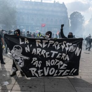 Le centre, et non les émeutiers, ouvre les portes au fascisme français