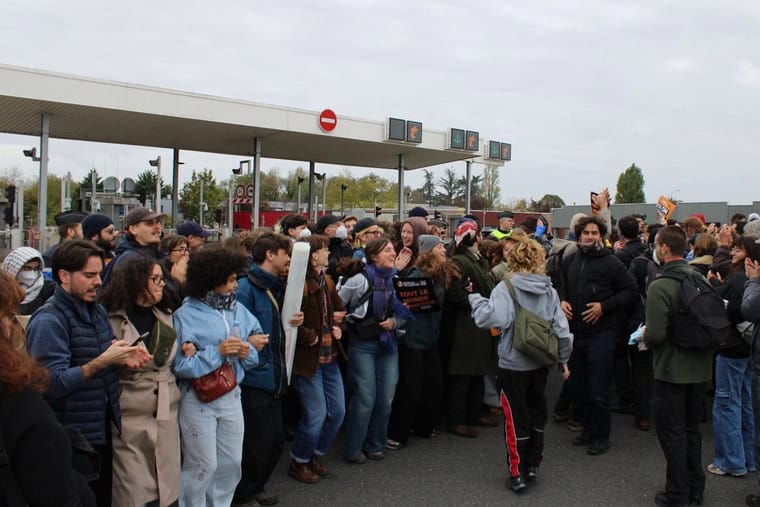 Au moins 30 000 personnes ont défilé à Orléans pour protester contre le Rassemblement national fasciste.