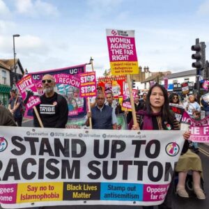 Les antiracistes britanniques descendent dans la rue pour protester contre l'extrême droite.
