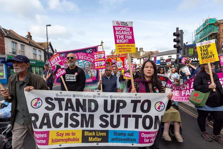 Les antiracistes britanniques descendent dans la rue pour protester contre l'extrême droite.