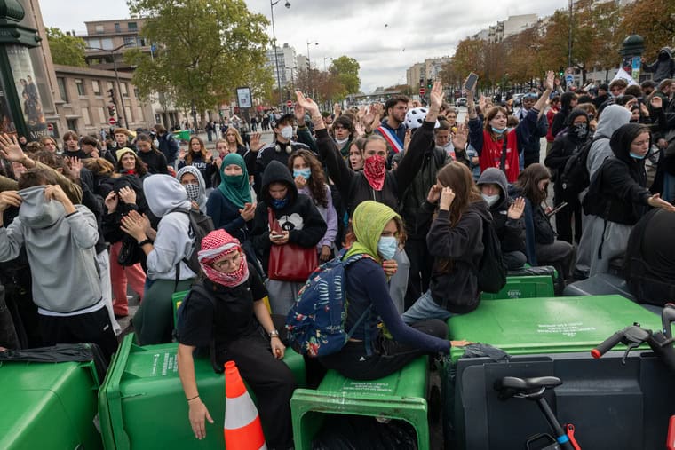 Les jeunes rébellions qui balayent le monde ont ravivé leurs espoirs de changement (Photo : Guy Smallman)