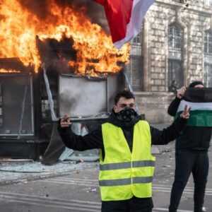 Les rues de Paris brûlent après une journée de colère contre le système en France