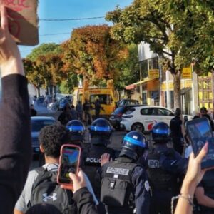 Les socialistes français déclarent que « tout est ouvert » alors que les manifestations affaiblissent la politique du centre