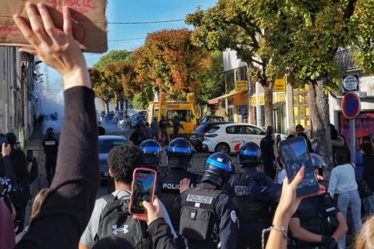 Les socialistes français déclarent que « tout est ouvert » alors que les manifestations affaiblissent la politique du centre