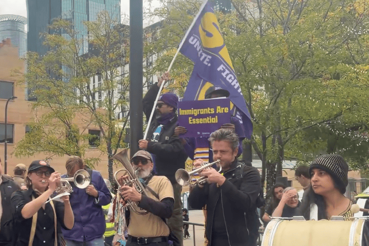 Des membres du syndicat des travailleurs des services SEIU au centre-ville de Minneapolis samedi (Photo : taylr/X)