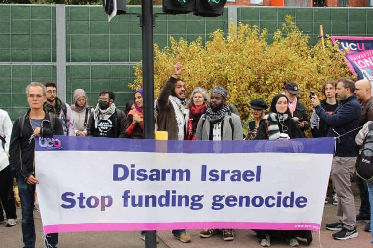 Des militants devant la Woolwich Crown Court soutiennent le Filton 25