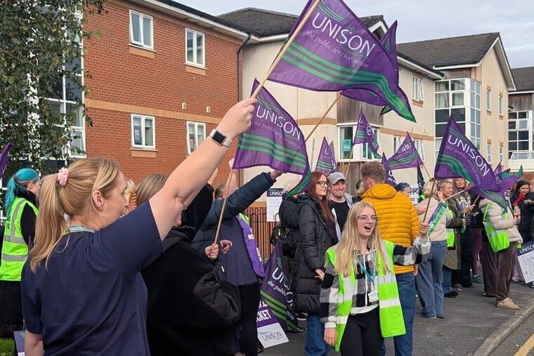 Les membres du syndicat Unison employés par l'entreprise MioCare, propriété de la municipalité d'Oldham, ont fait grève la semaine dernière (photo : unisonnorthwest/Facebook)