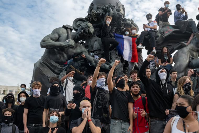 Des étudiants manifestent dans les rues de Paris