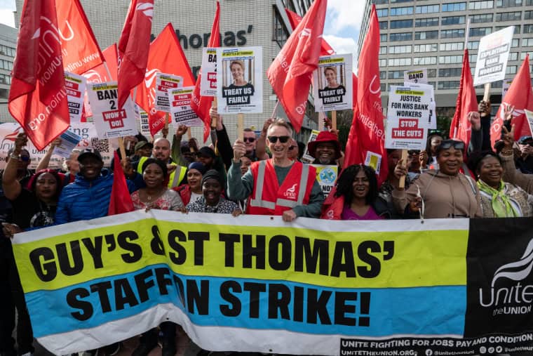 Travailleurs sur la ligne de piquetage au Guy's and St Thomas' NHS Trust en septembre 2026