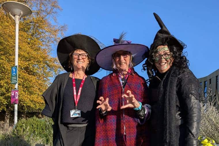 Groupe de trois grévistes de l'université de Nottingham habillés en sorcières