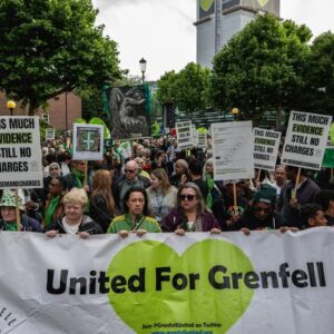 Un responsable impliqué dans l'incendie de Grenfell évincé par les militants pour la justice