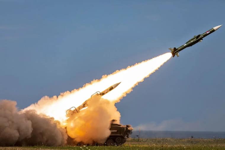Un missile sol-air mobile 2K12 Kub prend son envol