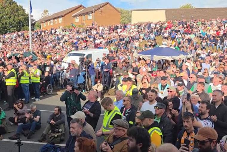 Des dizaines de milliers de personnes se sont rassemblées sur la route lors d'un grand rassemblement de solidarité le 4 octobre